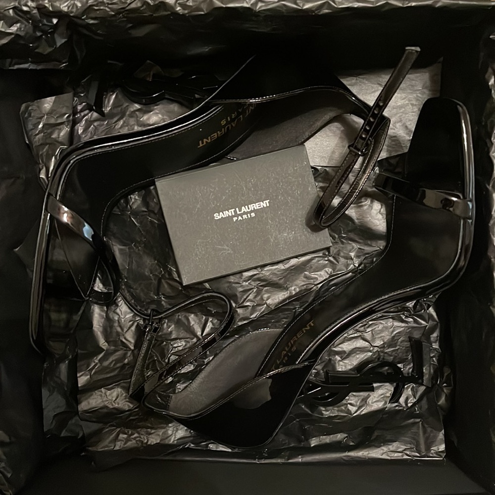 OPYUM SANDALS IN PATENT LEATHER WITH BLACK HEEL